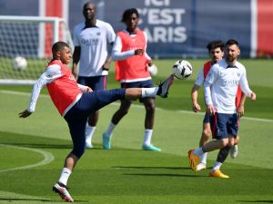 Paris Saint-Germain's French forward Kylian Mbappe controls the ball during a training session at club's training ground in Saint-Germain-en-Laye, west of Paris on June 1, 2023, two days prior to the L1 football match against Clermont. (Photo by FRANCK FIFE / AFP)