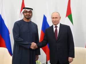  الرئيس الروسي فلاديمير بوتين ونظيره الإماراتي الشيخ محمد بن زايد (أ ف ب)