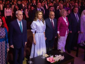 الملكة رانيا العبدالله بإطلالة باللون الأزرق في حفل جائزة التميز التربوي