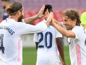 Real Madrid's Croatian midfielder Luka Modric (R) celebrates with Real Madrid's Spanish defender Sergio Ramos after scoring a goal during the Spanish League football match between Barcelona and Real Madrid at the Camp Nou stadium in Barcelona on October 24, 2020. / AFP / LLUIS GENE