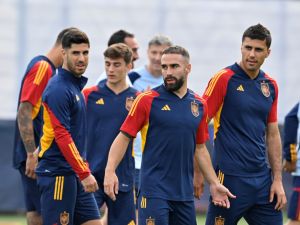 (LtoR) Spain's Marco Asensio, Dani Carvajal and Rodri take part in a training session on the eve of the UEFA Nations League Finals between Spain and Croatia at the Varkenoord trainer area of Feyenoord in Rotterdam on June 17, 2023. (Photo by John THYS / AFP)