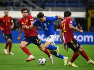 Italy's forward Federico Chiesa (C) fights for the ball with Spain's defender Marcos Alonso (L) and Spain's midfielder Mikel Oyarzabal during the UEFA Nations League semifinal football match between Italy and Spain at the San Siro (Giuseppe-Meazza) stadium in Milan, on October 6, 2021. (Photo by FRANCK FIFE / AFP)