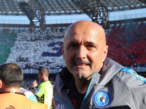 Napoli's Italian coach Luciano Spalletti looks on prior to the Italian Serie A football match between SSC Napoli and Fiorentina on May 7, 2023 at the Diego-Maradona stadium in Naples. Napoli makes their first appearance in front of their home fans on May 7 since becoming Italian champions for the first time since 1990 when they host Fiorentina. (Photo by Carlo Hermann / AFP)