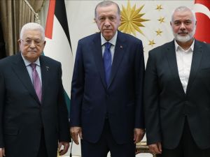 الرئيس التركي رجب طيب اردوغان متوسطا نظيره الفلسطيني محمود عباس (يسار) ورئيس المكتب السياسي لحركة حماس اسماعيل هنية في قصر الرئاسة ف يانقرة