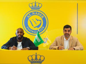 سيكو فوفانا (يسار) يوقع على عقده الجديد مع النصر (المصدر: AlNassrFC@)