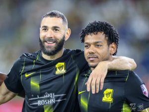 بنزيمة (يسار) يواصل التألق (المصدر: ittihad@)