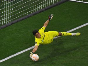 ياسين بونو (Photo by Ferenc ISZA / AFP)
