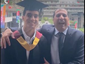 الداعية عمرو خالد محتضنا نجله بعد تخرجه من الجامعة