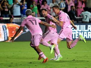 ميسي (وسط) يقود إنتر ميامي للفوز (Photo by Chris Arjoon / AFP)