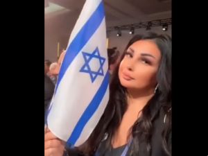 الاعلامية اللبنانية ماريا معلوف تشارك فيديو تلوح فيه بعلم اسرائيل