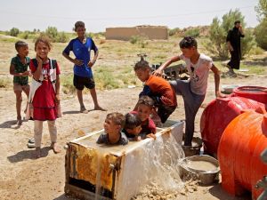 عراقيون يفرون من درجات الحرارة المرتفعة التي تأثرت بها بلادهم