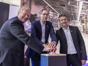 Into the hydrogen age: Bosch starts volume production of its fuel-cell power module