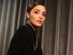 Hande Erçel shows sideboob in Greece (pictures)