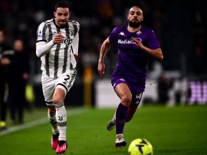 Juventus' Italian defender Mattia De Sciglio (L) and Fiorentina's Moroccan midfielder Sofyan Amrabat go for the ball during the Italian Serie A football match between Juventus and Fiorentina on February 12, 2023 at the Juventus stadium in Turin. (Photo by Marco BERTORELLO / AFP)
