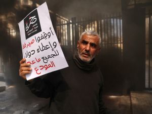 يعاني اللبنانيون منذ عام 2019 أزمة اقتصادية كبيرة، أدت إلى انهيار قياسي بقيمة الليرة