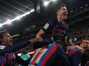 برشلونة يتحدى ريال مدريد في الكلاسيكو (Photo by LLUIS GENE / AFP)