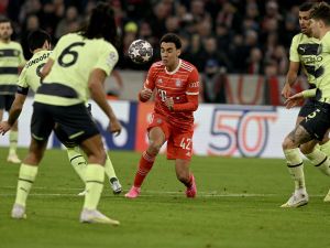 Bayern Munich's German midfielder Jamal Musiala (C) vies for the ball with Manchester City players during the UEFA Champions League quarter-final, second leg football match between Bayern Munich and Manchester City in Munich, southern Germany on April 19, 2023. (Photo by KERSTIN JOENSSON / AFP)