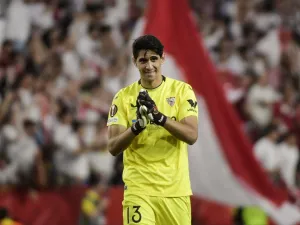Sevilla's Moroccan goalkeeper Yassine Bounou "Bono" celebrates at the end of the UEFA Europa league quarter final second Leg football match between Sevilla and Manchester United at the Ramon Sanchez-Pizjuan stadium in Seville on April 20, 2023. (Photo by CRISTINA QUICLER / AFP)