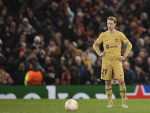 Barcelona's Dutch midfielder Frenkie de Jong reacts during the UEFA Europa league knockout round play-off second leg football match between Manchester United and FC Barcelona at Old Trafford stadium in Manchester, north west England, on February 23, 2023. (Photo by Oli SCARFF / AFP)