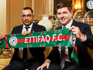 جيرارد إلى جانب رئيس مجلس إدارة الاتفاق خالد الدبل (Photo by Al Ettifaq Football Club / AFP)