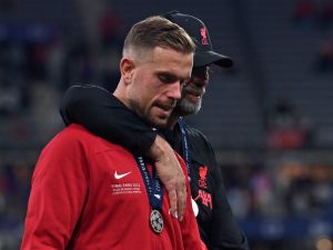 Liverpool's English midfielder Jordan Henderson (L) and Liverpool's German manager Jurgen Klopp react during the medal ceremony at the end of the UEFA Champions League final football match between Liverpool and Real Madrid at the Stade de France in Saint-Denis, north of Paris, on May 28, 2022. Real Madrid claimed a 14th European Cup after beating Liverpool 1-0 in the Champions League final at the Stade de France, in France. (Photo by Paul ELLIS / AFP)