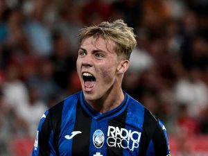 Atalanta's Danish forward Rasmus Hojlund celebrates after scoring a goal as Monza's Italian defender Luca Caldirola reacts during the Italian Serie A football match between Monza and Atalanta at the U-Power stadium in Monza on September 5, 2022. (Photo by MIGUEL MEDINA / AFP)