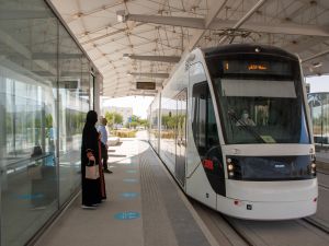 مؤسسة قطر تؤكد أهمية اتباع إجراءات السلامة المرورية خلال التجارب التشغيلية للخط الأخضر من ترام المدينة التعليمية