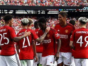 Manchester United's English midfielder Jadon Sancho (L) celebrates scoring his team's first goal with teammates during the friendly football match between Manchester United and Arsenal at MetLife Stadium in East Rutherford, New Jersey, on July 22, 2023. (Photo by Leonardo Munoz / AFP)
