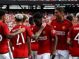 Manchester United's English midfielder Jadon Sancho (L) celebrates scoring his team's first goal with teammates during the friendly football match between Manchester United and Arsenal at MetLife Stadium in East Rutherford, New Jersey, on July 22, 2023. (Photo by Leonardo Munoz / AFP)
