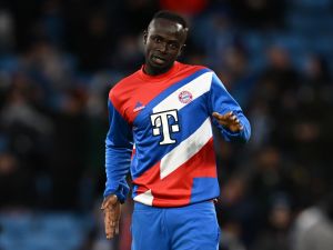 Bayern Munich's Senegalese striker Sadio Mane warms up ahead of the UEFA Champions League quarter final, first leg football match between Manchester City and Bayern Munich at the Etihad Stadium in Manchester, north-west England, on April 11, 2023. (Photo by Paul ELLIS / AFP)