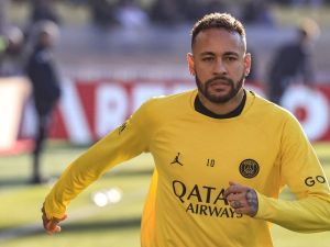 Paris Saint-Germain's Brazilian forward Neymar warms up before the French L1 football match between Monaco and Paris Saint-Germain (PSG) at the Louis II stadium in Monaco on February 11, 2023. (Photo by Valery HACHE / AFP)