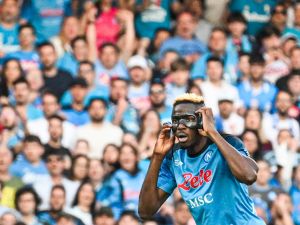 Napoli's Nigerian forward Victor Osimhen adjusts his protective face mask during the Italian Serie A football match between SSC Napoli and Fiorentina on May 7, 2023 at the Diego-Maradona stadium in Naples. Napoli makes their first appearance in front of their home fans on May 7 since becoming Italian champions for the first time since 1990 when they host Fiorentina. (Photo by Tiziana FABI / AFP)