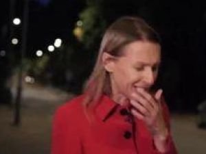 تصرفت ديبورا بروح دعابة في التعامل مع الحادث