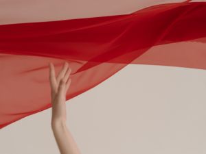 أفضل الطرق لغسل بقع العرق عن قماش الساتان