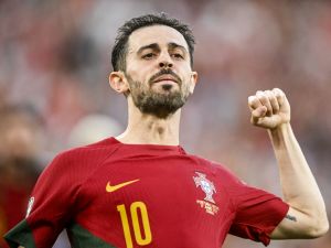 Portugal's midfielder Bernardo Silva celebrates after scoring his team's first goal during the UEFA Euro 2024 group J qualification football match between Portugal and Bosnia-Herzegovina at the Luz stadium in Lisbon on June 17, 2023. (Photo by Patricia DE MELO MOREIRA / AFP)