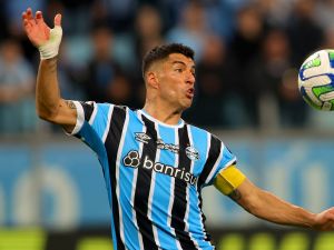 Gremio's forward Uruguayan Luis Suarez eyes the ball during the Brazilian Serie A Championship football match between Gremio and América Mineiro at the Arena do Gremio stadium in Porto Alegre, Brazil, on June 22, 2023. (Photo by SILVIO AVILA / AFP)