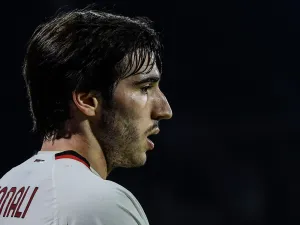 AC Milan's Italian midfielder Sandro Tonali reacts during the Italian Serie A football match between Cremonese and AC Milan on November 8, 2022 at the Giovanni-Zini stadium in Cremona. (Photo by Filippo MONTEFORTE / AFP)