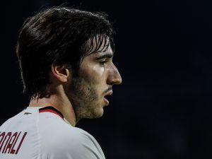 AC Milan's Italian midfielder Sandro Tonali reacts during the Italian Serie A football match between Cremonese and AC Milan on November 8, 2022 at the Giovanni-Zini stadium in Cremona. (Photo by Filippo MONTEFORTE / AFP)