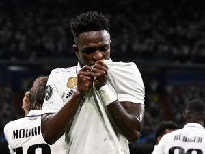 Real Madrid's Brazilian forward Vinicius Junior celebrates with teammates scoring his team's first goal during the UEFA Champions League semi-final first leg football match between Real Madrid CF and Manchester City at the Santiago Bernabeu stadium in Madrid on May 9, 2023. (Photo by JAVIER SORIANO / AFP)