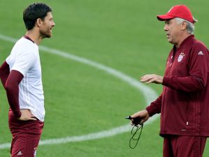 Bayern Munich's Italian head coach Carlo Ancelotti (R) talks to Bayern Munich's Spanish midfielder Xabi Alonso during a training session at the Vicente Calderon stadium in Madrid on September 27, 2016 on the eve of their UEFA Champions league match against Atletico de Madrid. (Photo by JAVIER SORIANO / AFP)