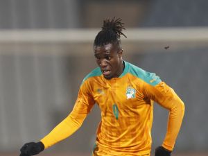Ivory Coast’s Wilfried Zaha controls the ball during the 2023 Africa Cup of Nations Group H qualifying match against Lesotho played in Soweto, South Africa on June 9, 2022. (Photo by Phill Magakoe / AFP)