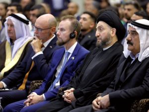 زعيم تيار الحكمة الوطني العراقي عمار الحكيم (الثاني من اليمين) خلال حضوره مؤتمرا اقيم في بغداد في الذكرى السنوية التاسعة لابادة الايزيديين على يد داعش.