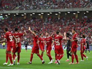 ليفربول يعاني في سوق الانتقالات وفقاً لكاراغر (Photo by MOHD RASFAN / AFP)