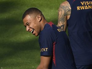 كيليان مبابي Paris Saint-Germain's French forward Kylian Mbappe reacts as he takes part in a training session at the new "campus" of French L1 Paris Saint-Germain (PSG) football club at Poissy, some 30kms west of Paris on July 20, 2023, ahead of the club's Japan tour. (Photo by JULIEN DE ROSA / AFP)