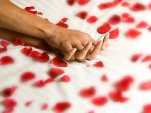 لماذا يحب الرجل النوم فوق زوجته في الفراش