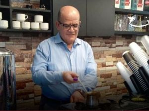 المومني من دكتور في الجامعة الى صانع في قهوة الشوارع