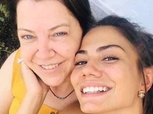 Demet Özdemir annesinin doğum gününü kutladı