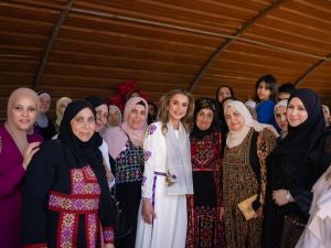 الملكة رانيا مع سيدات مطبخ فريال الإنتاجي