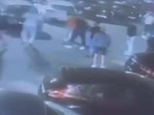 بدر بولجواهل تلقى ضربة قوية على رأسه قبل أن يسقط على الأرض.