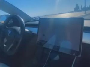 شخص يقود مركبته بطريقة ذاتية عن بعد في منطقة السلط بالأردن